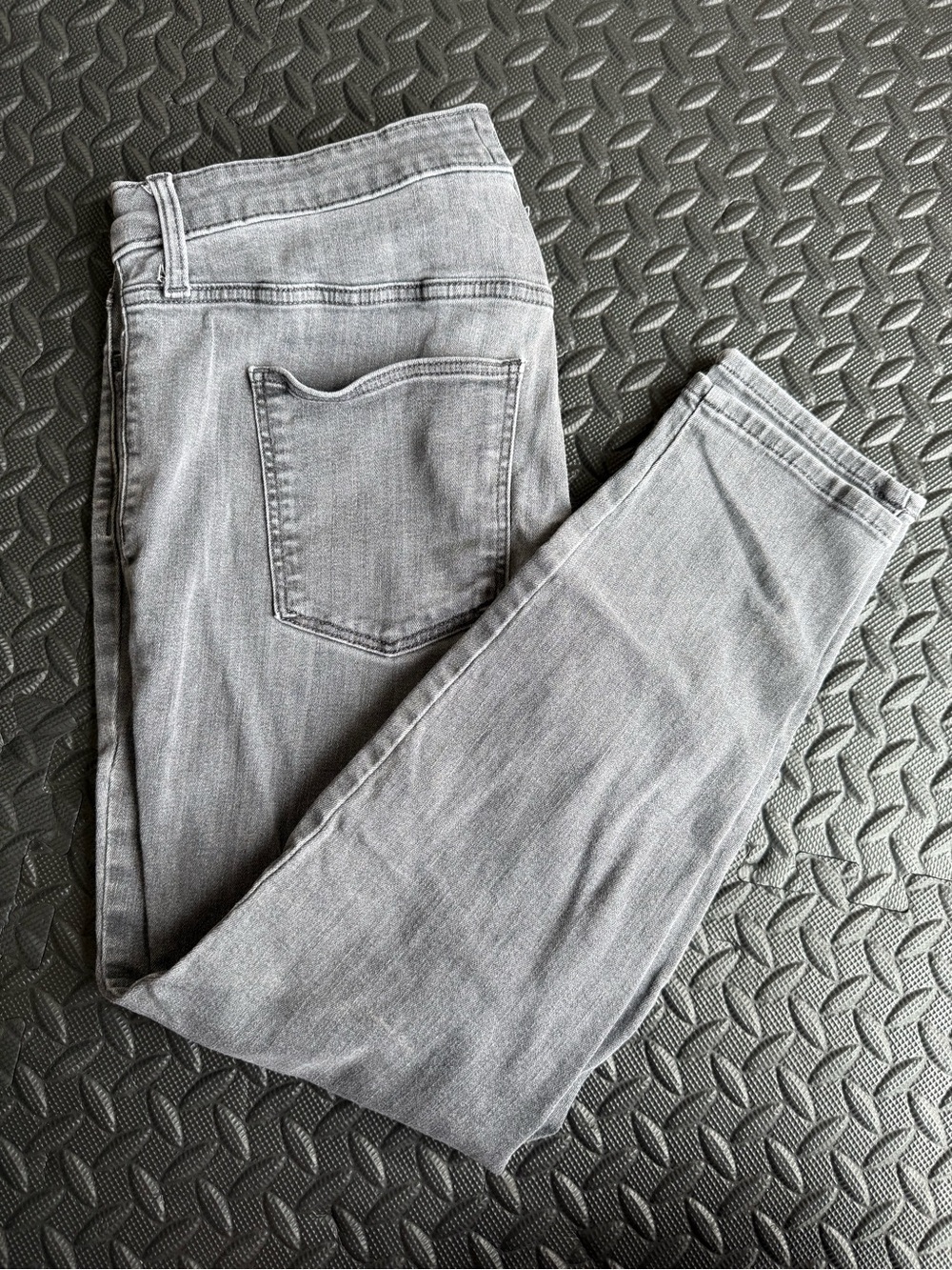 Universal Thread Women’s Light Gray Skinny Jeans
